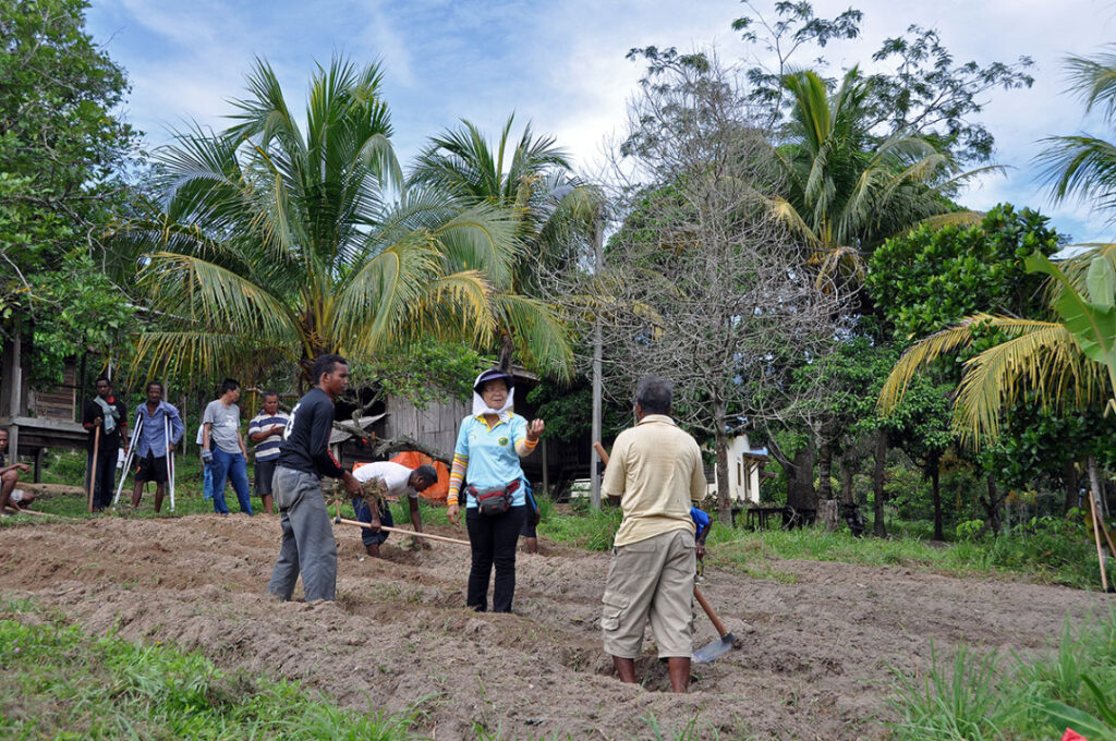 helping orang asli in farming.jpeg
